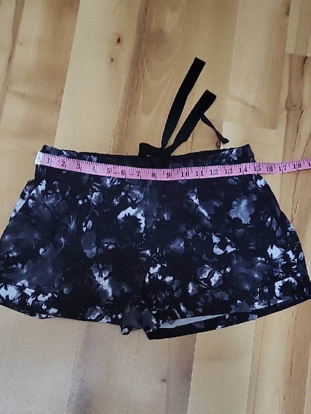 lululemon athletica Black and White Tie-Dye Athletic Shorts - Picture 11 of 12